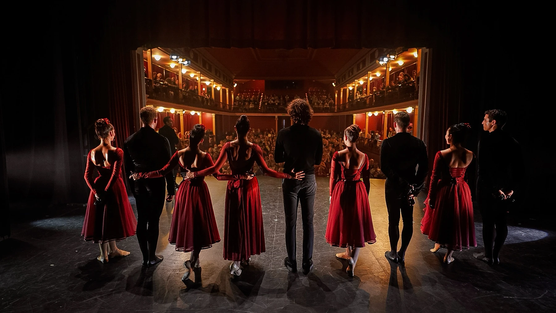 Bailarinas de rojo en el escenario de un teatro