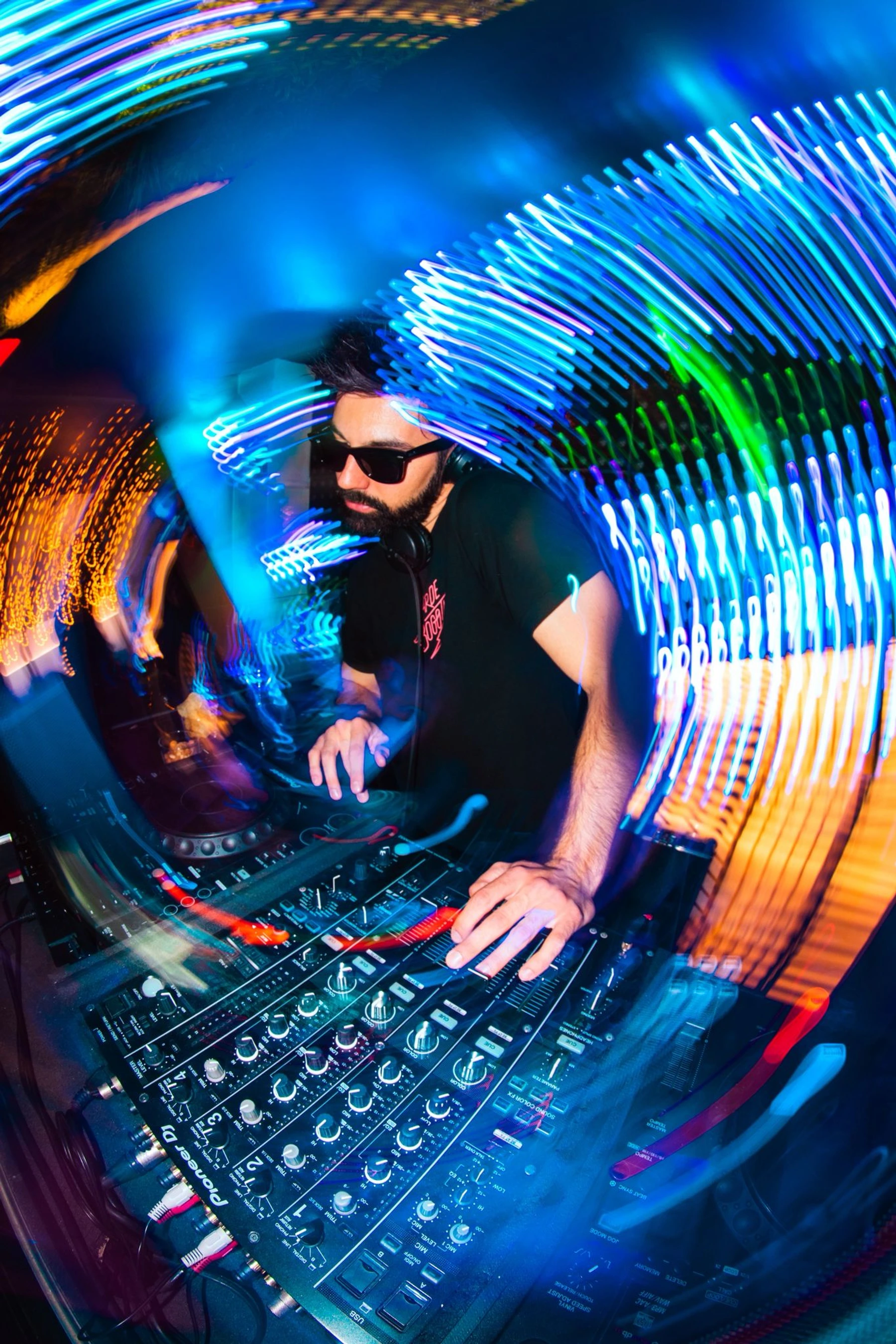 DJ mezclando en cabina durante una sesión