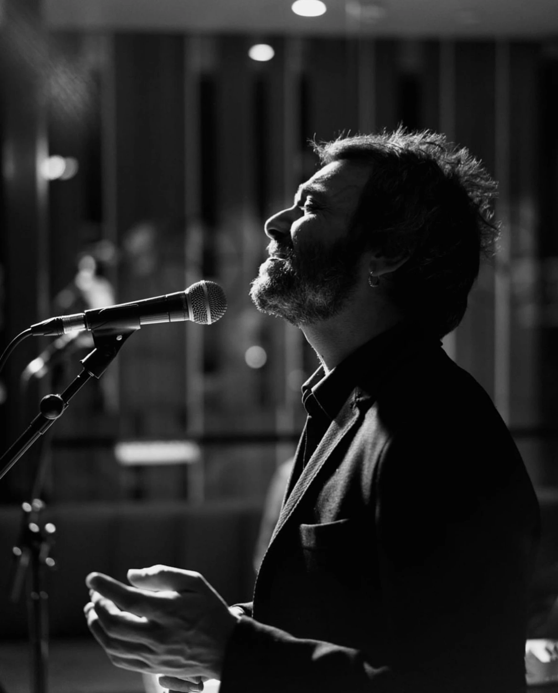 Cantante en directo, en blanco y negro