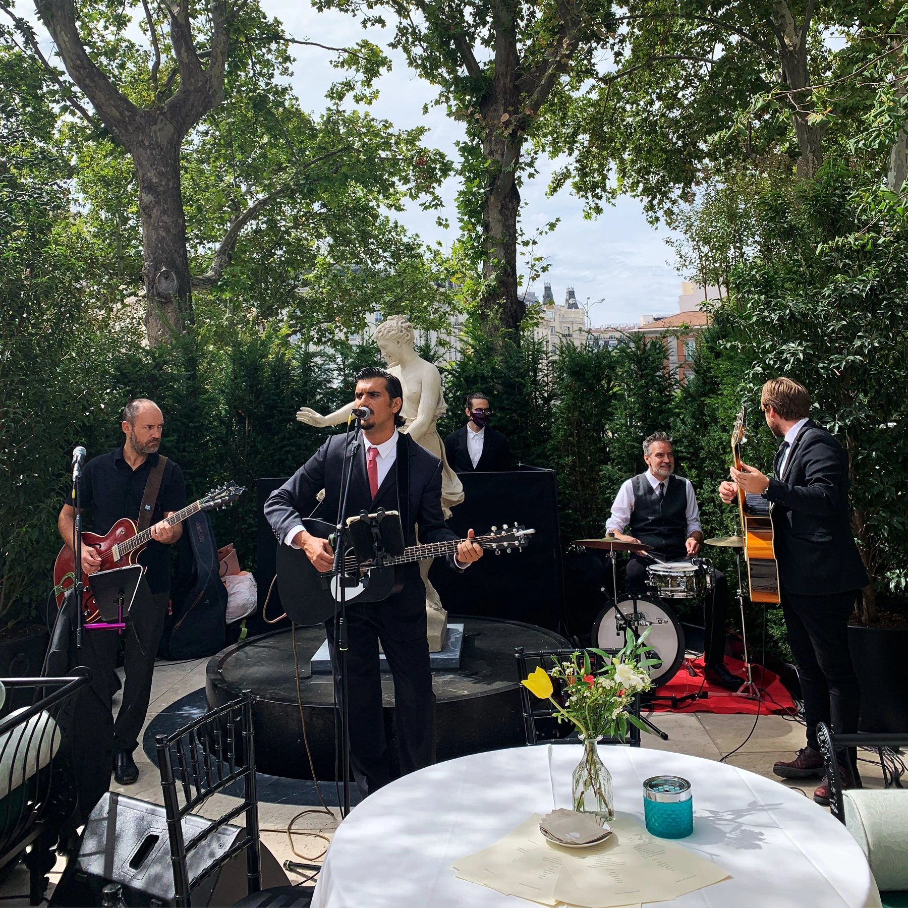 Banda tocando en directo durante la fiesta de una boda