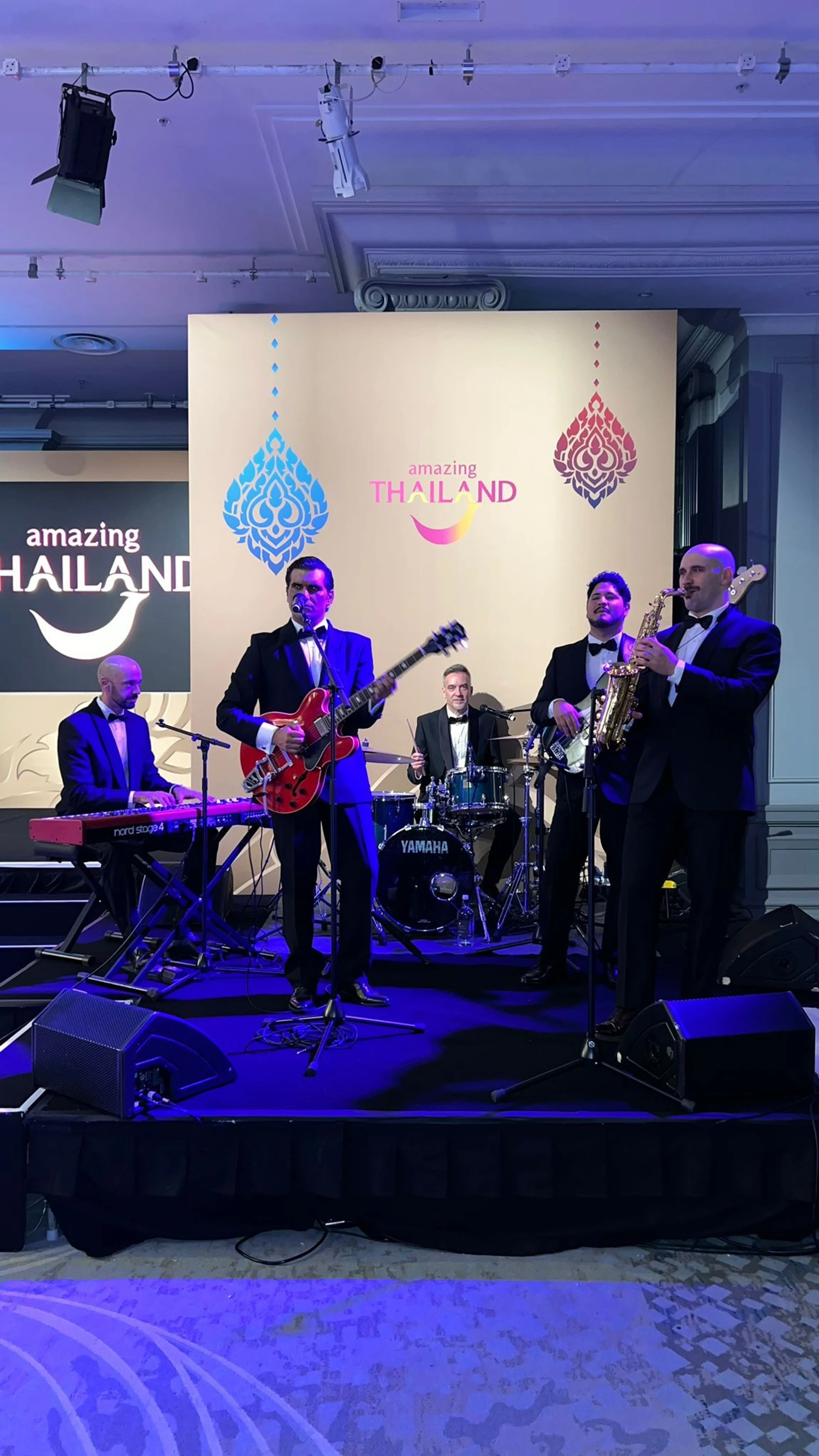 Banda de gala con guitarra, teclado, batería y saxo