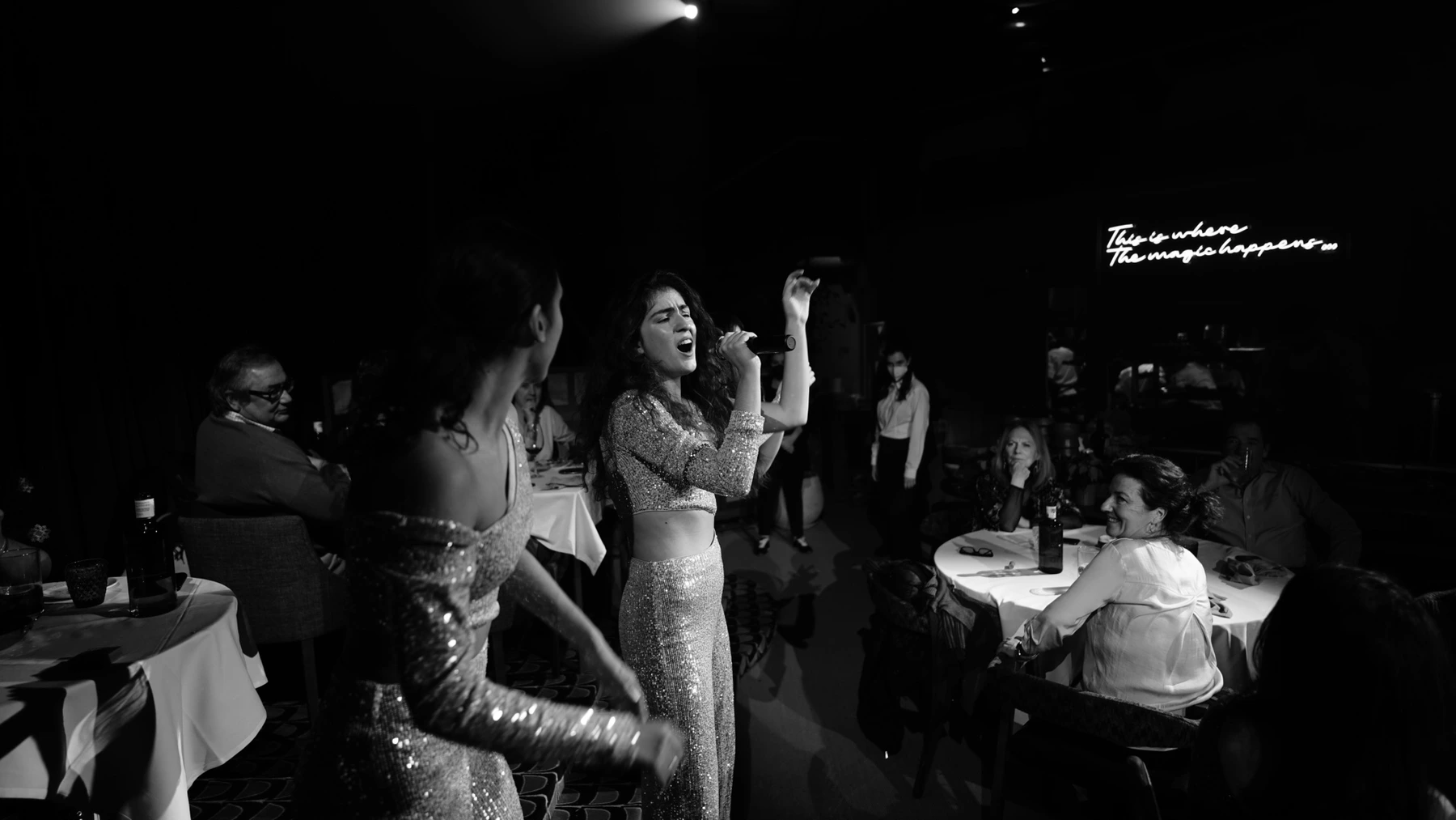 Cantantes en una cena de gala